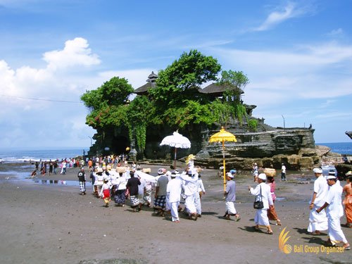 Tanah Lot Temple Hindu Ceremony